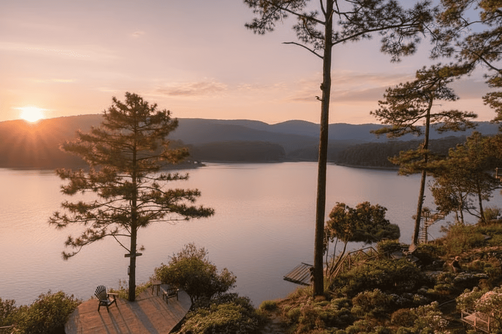 Hồ Tuyền L&acirc;m nổi tiếng l&agrave;n nước trong xanh, phẳng lặng v&agrave; khung cảnh thi&ecirc;n nhi&ecirc;n thơ mộng trong buổi chiều t&agrave;